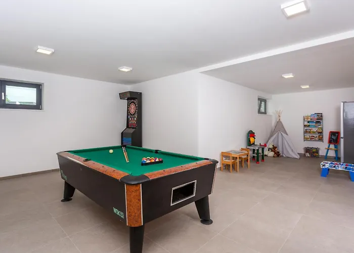 4 Bedroom Lovely In Дом отдыха Цриквеница