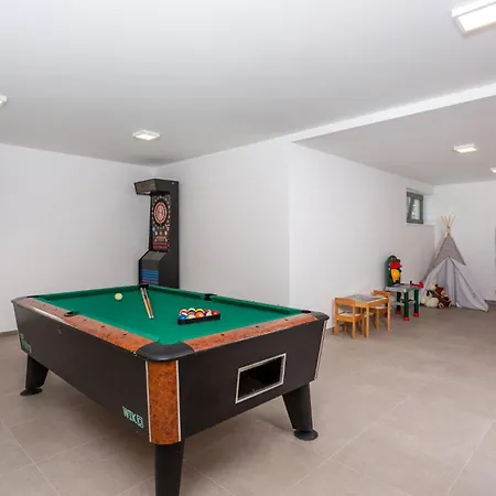 4 Bedroom Lovely In Holiday home Crikvenica