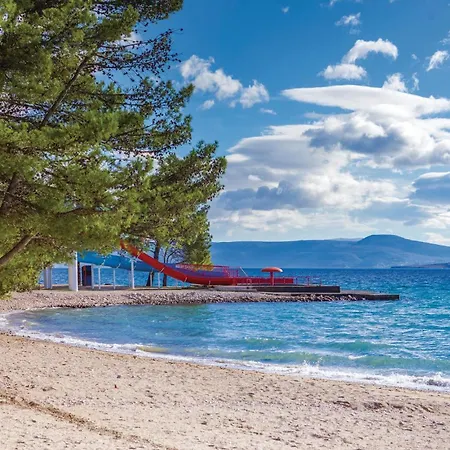 4 Bedroom Lovely In Holiday home