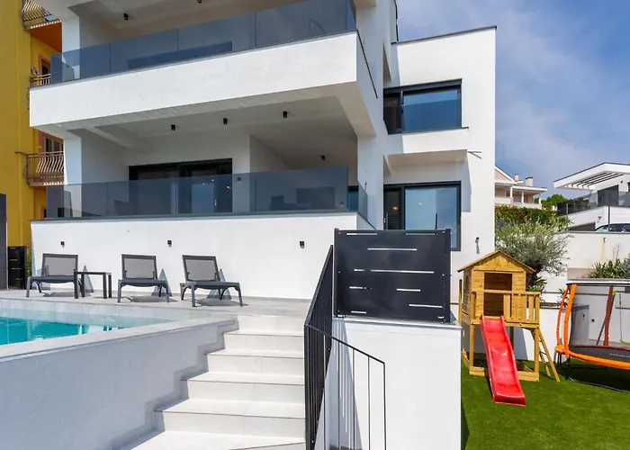 Дом отдыха 4 Bedroom Lovely In *
