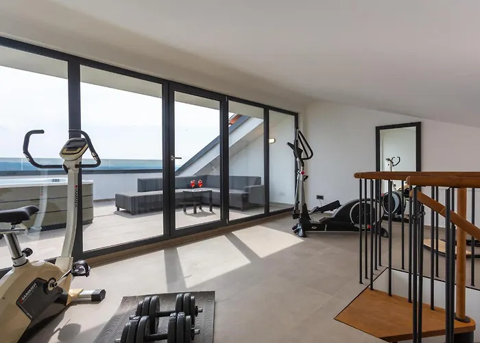 4 Bedroom Lovely In Дом отдыха Цриквеница