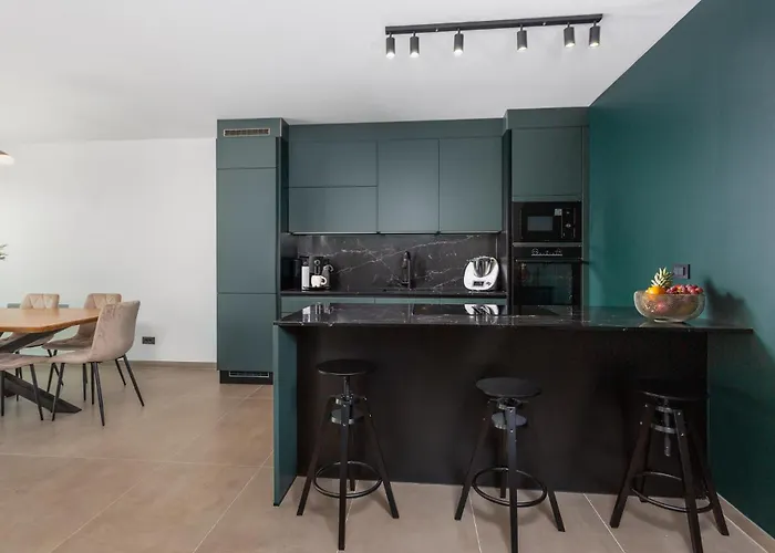 4 Bedroom Lovely In Holiday home